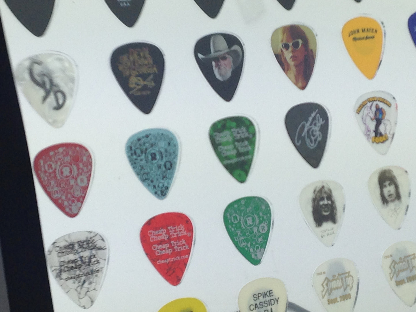 8" x 10" Horizontal Guitar Pick Display Frame - Clear - HOLDS 30 PICKS